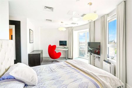 SHORT LET. Luxury two bedroom, two bathroom penthouse flat with breath-taking views of London in the heart of Clapham - Photo 5