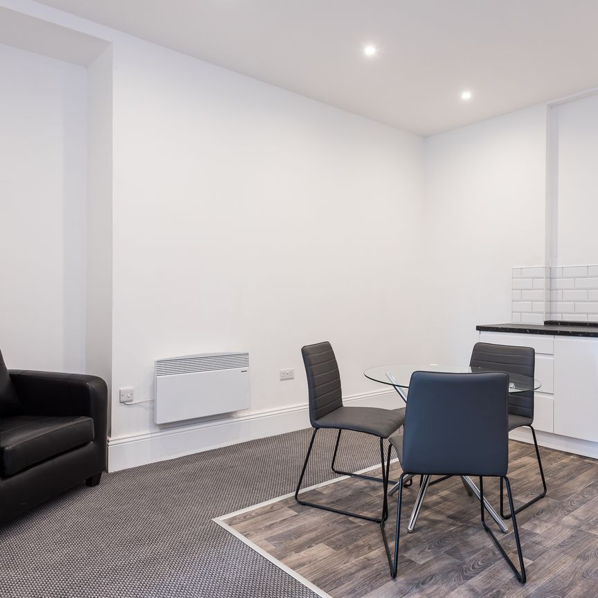 Flat 4, 16 Blenheim Terrace, LS2 9HN, Leeds - Photo 1