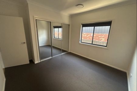 Stunning Brand-New 4-Bed, 4-Bath Residence - Photo 2