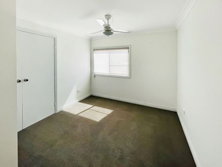 NEAT & SPACIOUS THREE BEDROOM UNIT IN PRIME LOCATION - Photo 2