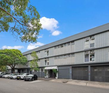 Furnished & Renovated Studio with Parking in Prime Harbourside Loca... - Photo 3