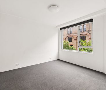 Spacious one-bedroom home / ultra-convenient location - Photo 3