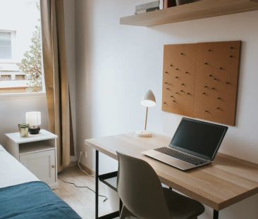Room in a shared 4-bedroom apartment for rent in El Gòtic. - Photo 6