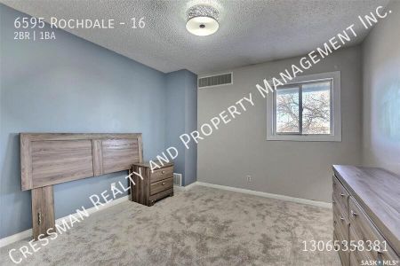 2 Bedroom 1 Bathroom Apartment in Sherwood-McCarthy - Photo 2