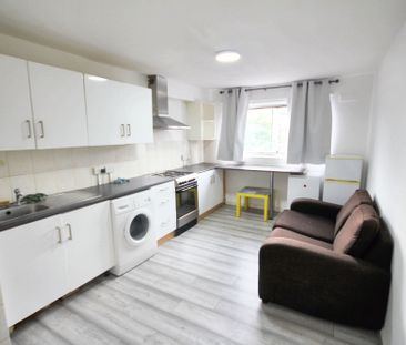 First Floor Flat, 6 Aspen Lane, Northolt, Northolt, UB5 6XB - Photo 1