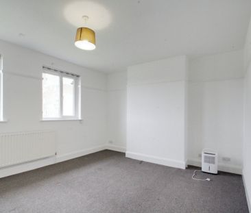 2 bed flat to rent in Wellesley Avenue, Richings Park, SL0 - Photo 1