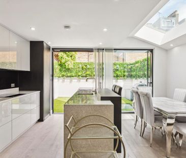 A beautifully presented five-bedroom townhouse with a private garde... - Photo 6