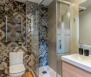 Bright 2-Bedroom Apartment with Balcony in the Heart of Las Ramblas - Photo 6