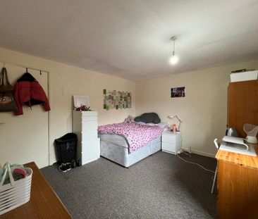 4 bedroom semi-detached house to rent - Photo 3