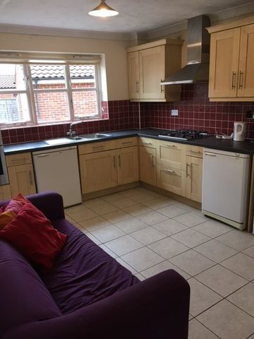 1 bed house / flat share to rent in Mascot Square, Hythe - Photo 3