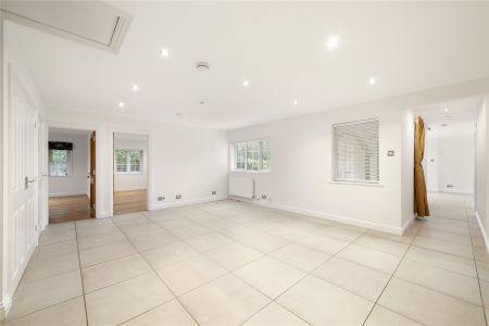 Earleswood, Cobham, KT11 - Photo 2