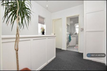 3 bedroom semi-detached house to rent - Photo 5