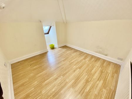 Spacious first-floor flat with private entrance, gas central heating and double glazing. Comprises living room, fitted kitchen, 3 bedrooms and bathroom. Part-furnished, available now. Rent £750 + £250 electric. Deposit £750. On-street parking. - Photo 3