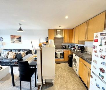 2 bedroom flat to rent - Photo 2