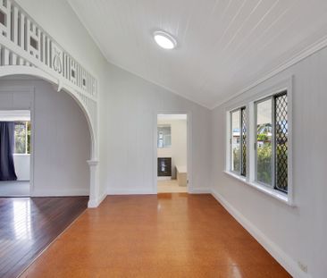 Beautiful 3 Bedroom Queenslander Close to Town - Photo 4