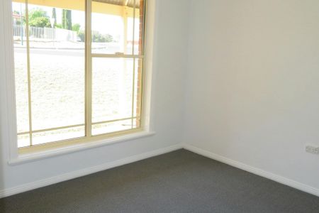 FRESH AND BRIGHT SPACIOUS 3 BEDROOM HOME! - Photo 4