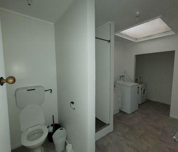 Spacious 4-Bedroom Inner City Flat - Photo 4