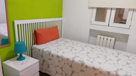 Room in a shared 4-bedroom apartment for rent in Almagro, perfect for students. - Photo 4