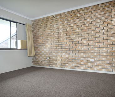 :: NEAT DUPLEX IN VERY POPULAR SUBURB, WALK TO SHOPS & SCHOOLS - Photo 4