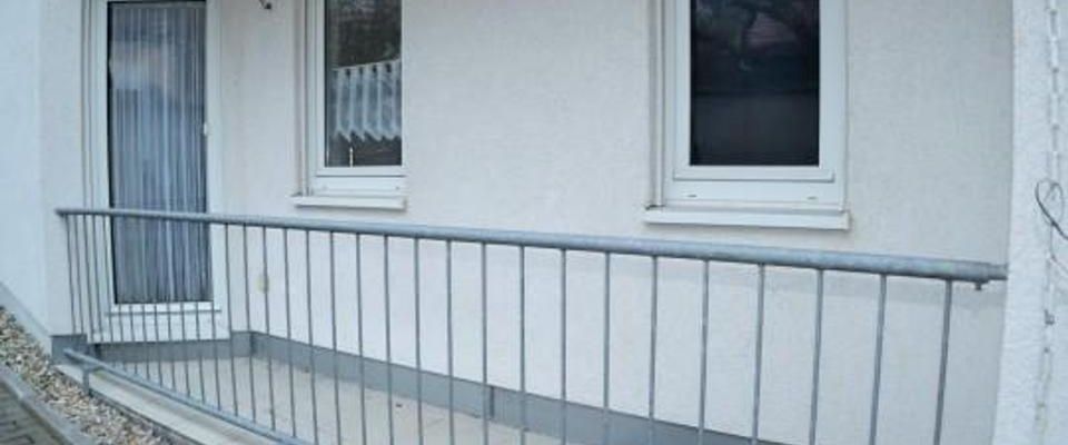 2-ZIMMER-PERLE im EG mit TERRASSE, EBK, PARKETT & DUPLEX GARAGE! - Foto 1