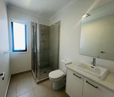 Modern & Stylish Townhouse - Photo 1