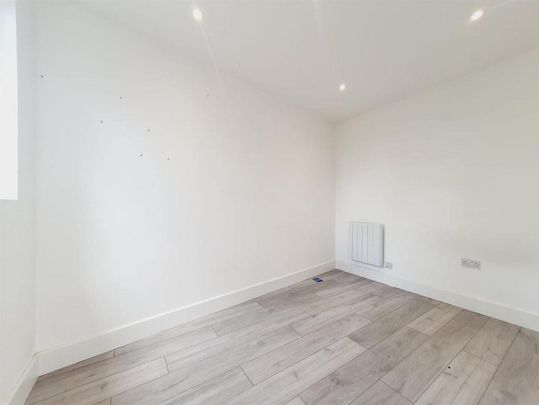 8 bedroom end of terrace house to rent - Photo 1