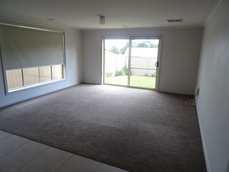 Four Bedrooms, Ensuite, Open Plan Living, Evaporative cooling. - Photo 2