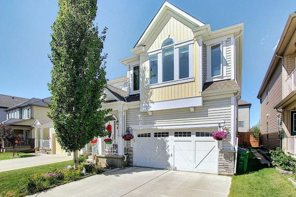 Spacious 4 Bed Home With Dual Primary Bedrooms!! - Photo 1