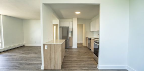 Large, Luxurious, Completely Renovated Large Three Bed Apartment in North York - Photo 2