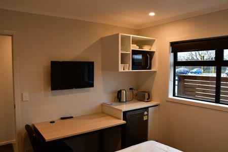Fully furnished studio within walking distance to the CBD. - Photo 2