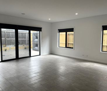 THREE BEDROOM TOWNHOUSE - Photo 5