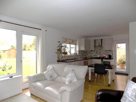 2 bedroom semi-detached bungalow to rent - Photo 4
