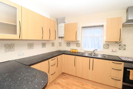 3 bedroom semi-detached house to rent - Photo 4