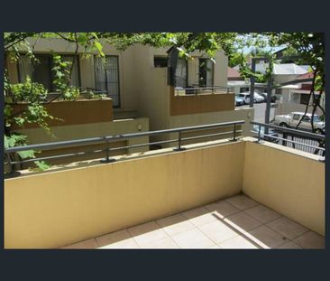 Light Fiilled 3BR CBD Townhouse, Close to Schools, Off Street Car Pkg - Photo 3