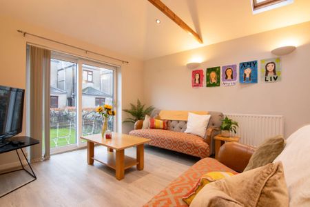 Modern and spacious five bedroom house on Coburn Street - Photo 3