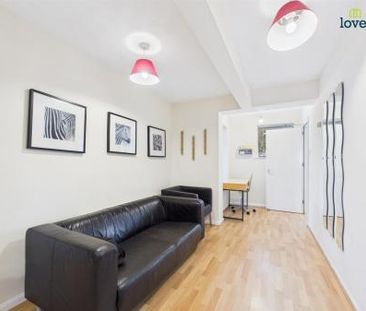 4 bedroom Terraced House To Let - Photo 2