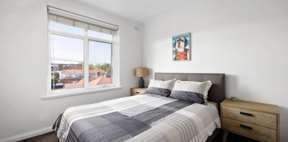 Top-Floor Spacious Apartment in Prime Richmond Location with small car space *NOTE INDUCTION COOKTOP INSTALLED* - Photo 2