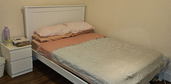 Room in a Shared House, Amberley Grove, CR0 - Photo 2