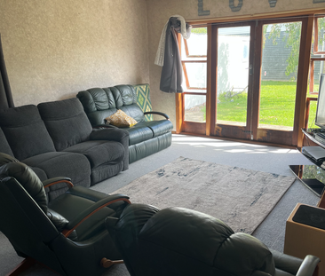 Spacious Family Living with Room for Everything! - Photo 2