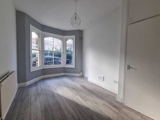 2 Bed Flat, Bewick Street, SW8 - Photo 1