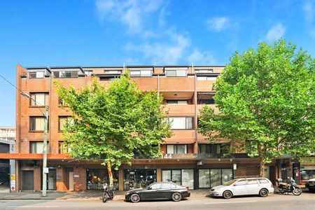 Experience Urban Sophistication: 3-Bed Sanctuary in Redfern's Vibrant Heart - Photo 5