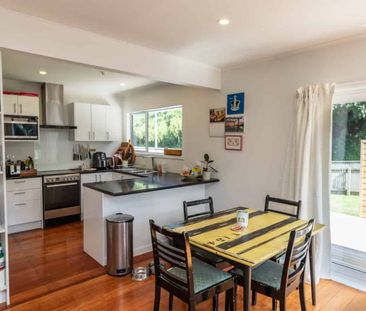 Sun filled with large front yard! - Photo 3