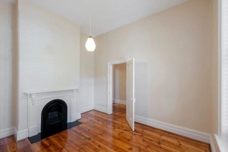 Character Cottage Living in a Prime Stepney Location - Photo 2