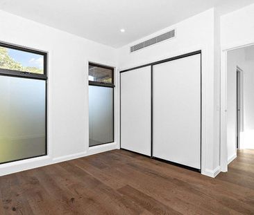 Stylish Townhouse with Premium Finishes in a Prime Location - Photo 4