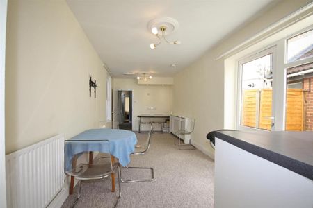 1 bedroom in a house share to rent - Photo 3
