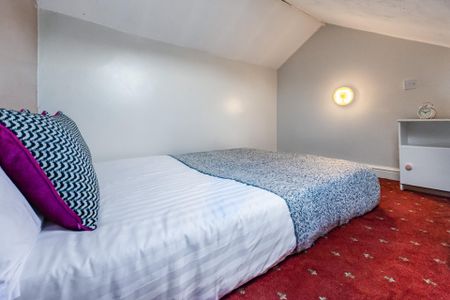 3 MOOR VIEW Leeds - LS6 1AQ - Photo 2