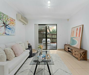 Spacious 3 Bedroom Courtyard Apartment! - Photo 5