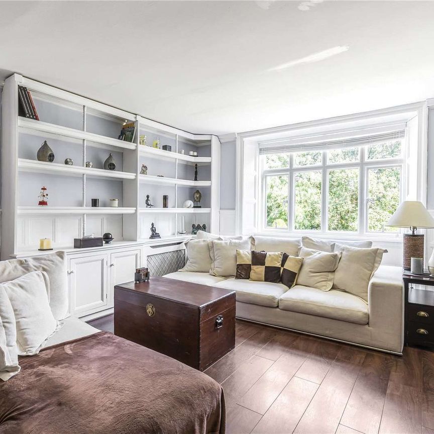 A beautiful three bedroom duplex apartment situated in a stunning period property within a gated community. - Photo 1