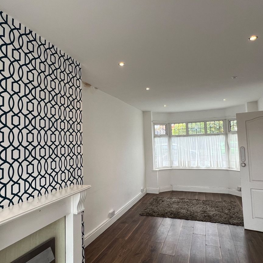 3 Bed Detached House, Pendragon Road, B42 - Photo 1