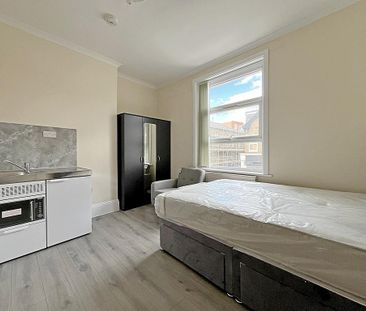 1 bedroom in a flat share to rent - Photo 2